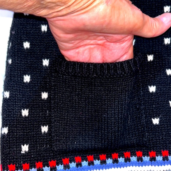 Tommy Hilfiger Sweater Vest. Size: Medium. Looks Brand New. - Picture 10 of 13